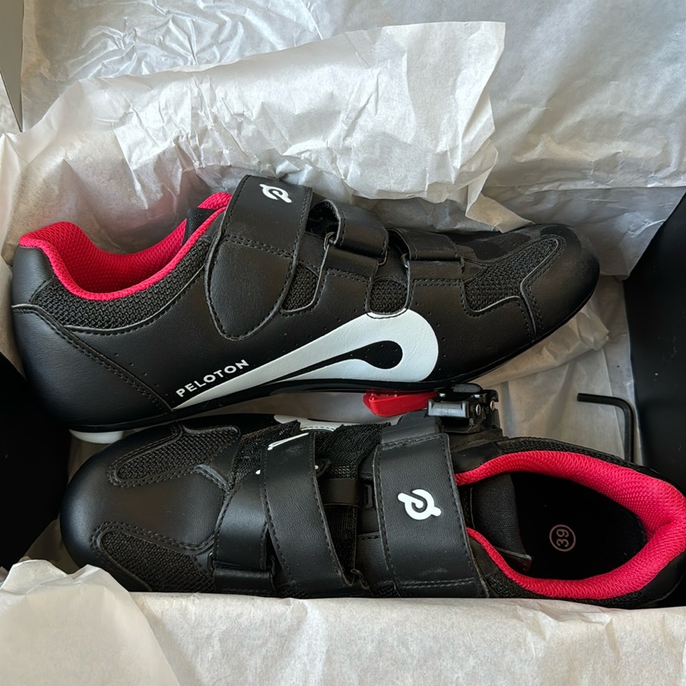 Like new peloton bike shoes
